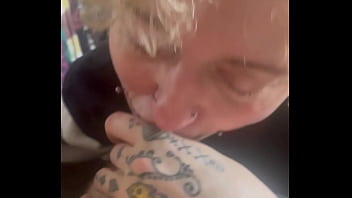 Ac1dslut gives amazing head