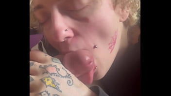 Ac1dslut gives amazing head