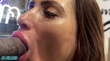 Estava com tanto tesão que enfiei uma berinjela na buceta