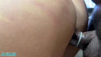 Estava com tanto tesão que enfiei uma berinjela na buceta