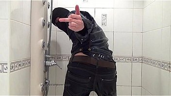 Der Master In Blue Jeans Wascht Sich Im Bad thumbnail