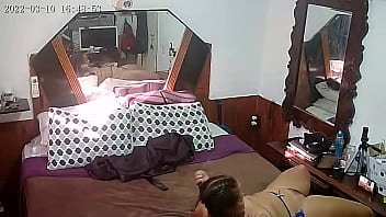 Casada fica presa dentro de casa pelo marido mas consegue chifrar do mesmo jeito