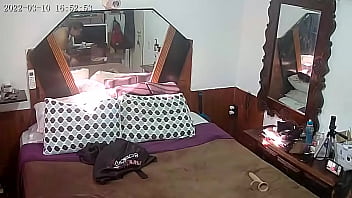 Casada fica presa dentro de casa pelo marido mas consegue chifrar do mesmo jeito