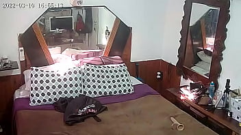 Casada fica presa dentro de casa pelo marido mas consegue chifrar do mesmo jeito