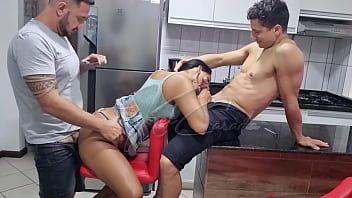 Marido divide a esposa com solteiro