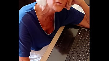 J'étais au bureau quand une envie soudaine de sexe l'est venue