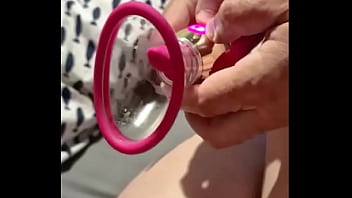 Test d'un nouveau sextoy très rigolo tu veux la suite abonne toi