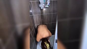 Mi esposa no sirve para limpiar ni para cocinar pero la amo solo por sus grandes tetas