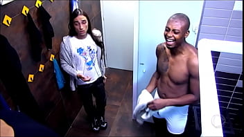 Participante De A Casa Com Volume Na Cueca Branca thumbnail