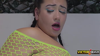 Brincando paus gigante de borracha