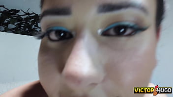 Brincando paus gigante de borracha