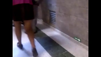 Piernitas En Falda Subiendo Las Escaleras thumbnail