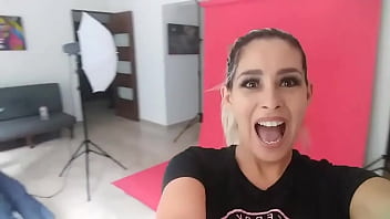 Aquí trabajando andamos con sofia joseph debut en mundoxoficialphotos gustavomorreyra