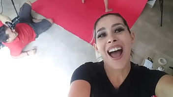 Aquí trabajando andamos con sofia joseph debut en mundoxoficialphotos gustavomorreyra