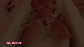 Kity hudson bath tub time