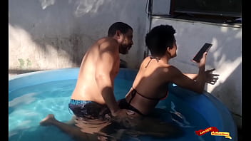 Fudendo o cuzinho da novinha gostosa na banheira