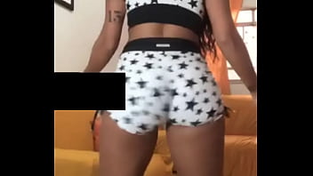 Dançando de shortinho