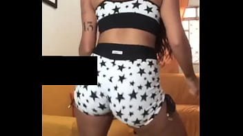 Dançando de shortinho