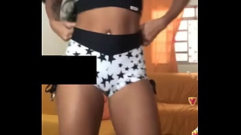 Dançando de shortinho