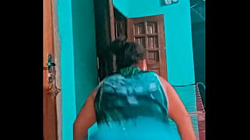 Baixinha muito gostosa rebolando