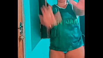 Baixinha muito gostosa rebolando