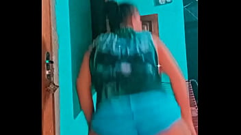 Baixinha muito gostosa rebolando