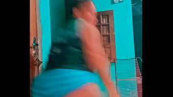 Baixinha muito gostosa rebolando