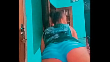Baixinha muito gostosa rebolando