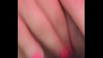 Solita en su casa mientras el marido trabaja