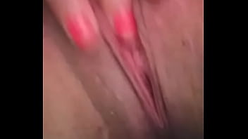 Solita en su casa mientras el marido trabaja