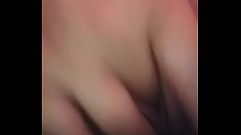 Solita en su casa mientras el marido trabaja