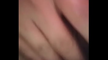 Solita en su casa mientras el marido trabaja