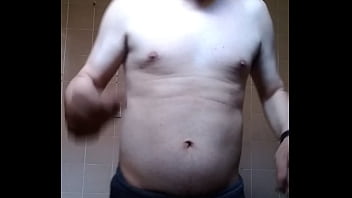 Homem sem camisa se mostrando