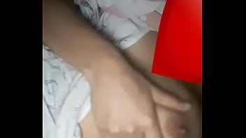 Ela ama mostrar os seios antes de dormir