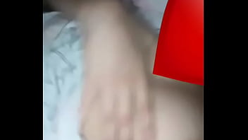 Ela ama mostrar os seios antes de dormir