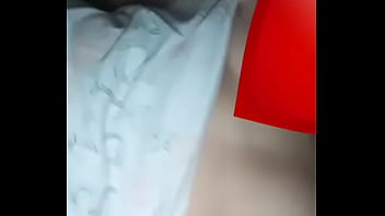 Ela ama mostrar os seios antes de dormir