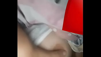 Ela ama mostrar os seios antes de dormir