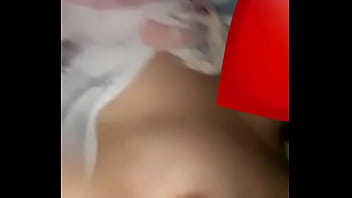 Ela ama mostrar os seios antes de dormir