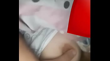 Ela ama mostrar os seios antes de dormir