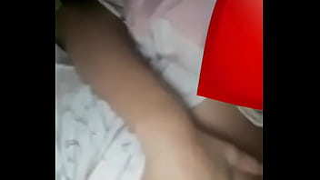 Ela ama mostrar os seios antes de dormir
