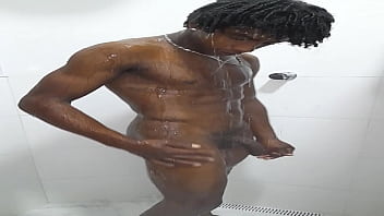 Magrinho Gostoso Tomando Um Banho Pra Refrescar Do Calor thumbnail