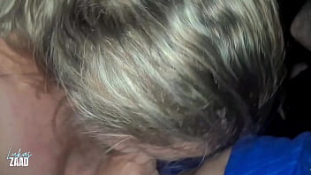 Gozei na buceta da safadinha boqueteira na balada