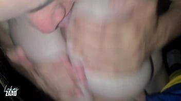 Gozei na buceta da safadinha boqueteira na balada