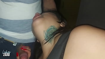 Gozei na buceta da safadinha boqueteira na balada