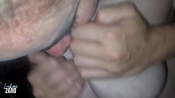 Gozei na buceta da safadinha boqueteira na balada