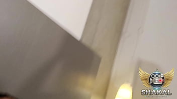 Macetando a bucetinha das irmãs gêmeas no motel e dando leite na boquinha das putinhas