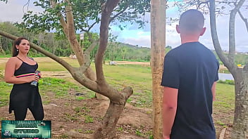Mama studio sexo no parque com direito a calça rasgada grátis