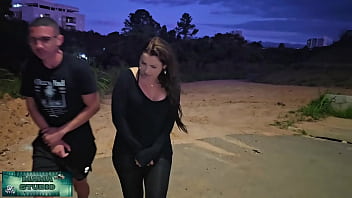 Mama studio sexo no parque com direito a calça rasgada grátis