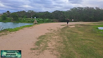 Mama studio sexo no parque com direito a calça rasgada grátis