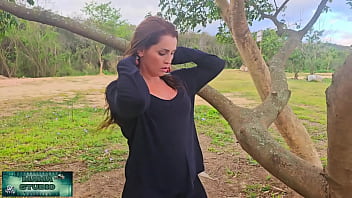 Mama studio sexo no parque com direito a calça rasgada grátis